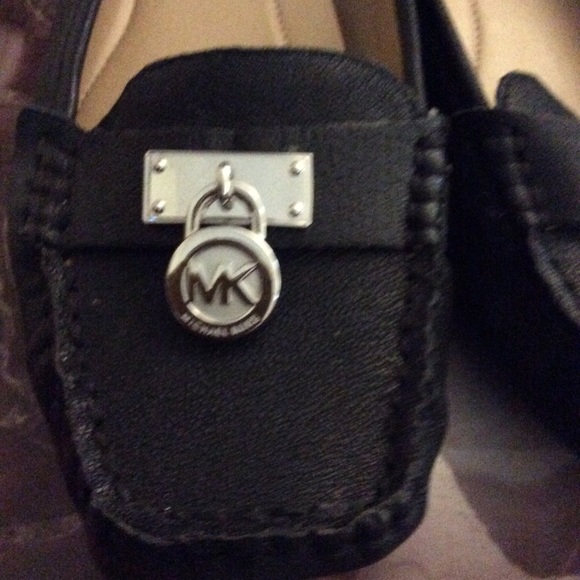 Michael Kors driving shoe w silver tone lock 7.5 - Picture 4 of 5
